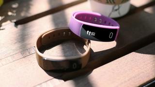 Brățara fitness QS80 costă numai 42 lei și aduce senzor de puls; o găsiți în oferta TomTop!