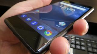 Nokia 3: OS, UI, aplicaţii stock, curate, albastre