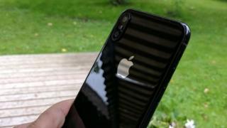 iPhone 8 comparat cu iPhone 7 în fotografii hands on; Prototipul de iPhone aniversar e probat cu o husă specială 