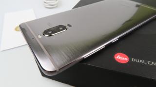 Huawei Mate 9 Pro Unboxing: Huawei pariază pe forme curbate (Video)