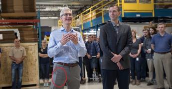 Acela e un iPhone 8 sau Tim Cook e foarte fericit să ne vadă...