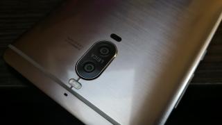 Huawei Mate 9 PRO: Design elegant, metal deghizat în sticlă