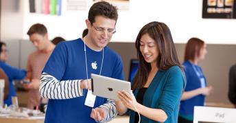Un document intern Apple dezvăluie modul în care angajaţii Apple Store decid cum şi dacă să repare un iPhone