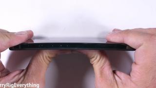 Essential Phone primeşte testul de rezistenţă JerryRig: nu se clinteşte la îndoire, e dur şi la zgâriere (Video)