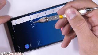 E rândul lui Samsung Galaxy Note 8 să primească testul de rezistenţă al lui JerryRig; E cel puţin la înălţimea lui S8 (Video)