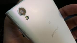 Sony Xperia L1: Design sidefat, perlat, ce... scârţâie
