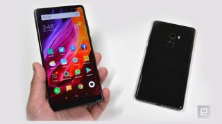 Xiaomi Mi Mix 2 oferă un raport screen to body de 80,8%; îl vedem comparat în imagini cu generația anterioară