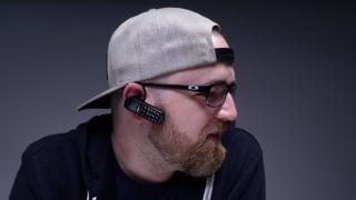 Turul Magazinelor #278: cea mai trăznită cască Bluetooth, să râdem cu topica unei drujbe la ofertă şi avem şi un radio vintage pentru voi