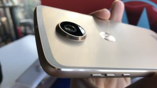 Primele impresii despre Motorola Moto Z2 Play şi noile Moto Mods GamePad şi JBL SoundBoost 2, Turbo Power (Hands on Video)