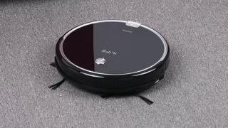 ILIFE A6 este un aspirator robot ce se ocupă de curățenia zilnică din casă; este disponibil la TomTop și retailerul plătește taxa vamală