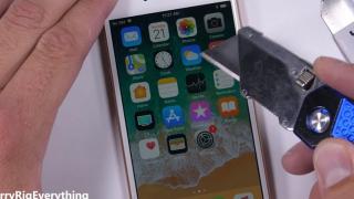 iPhone 8 îndoit, ars şi zgâriat în faţa camerei într-un test marca JerryRigEverything; Rezistă exact cum vă aşteptaţi (Video)