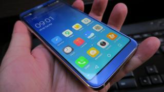 Bluboo S8: Display luminos, produs de Sharp, imersiv