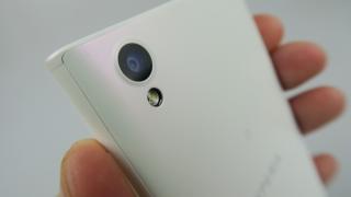 Sony Xperia L1: Camera prinde nuanţele de roşu bine, dar nu e deloc constantă