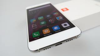 Xiaomi Mi 6 Unboxing: probabil cel mai mic flagship din 2017, şi cel mai precoce e scos din cutie (Video)