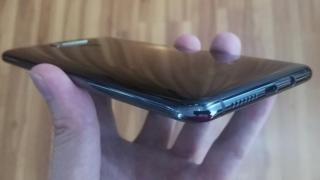 Huawei Mate 10 apare în fotografii reale; aduce un spate glossy din sticlă și cameră duală