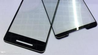 Noi scăpări ale protecţiilor de ecran pentru Google Pixel 2 indică muchii uriaşe ale panoului frontal; Pixel 2 XL arată mai bine