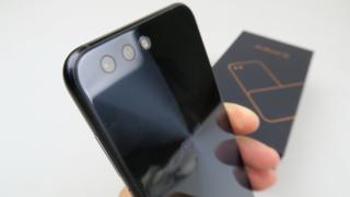 ASUS ZenFone 4 (ZE554KL) Unboxing: scoatem din cutie un telefon midrange cât un flagship (Video)