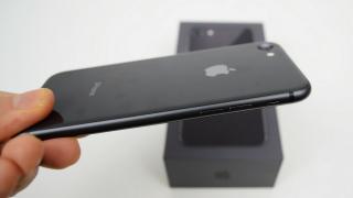 Apple iPhone 8 Unboxing: micuţul cu putere de MacBook e aici şi ştie încărcare wireless (Video)