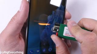 Nokia 8 este zgâriat, îndoit şi pus sub flacără: acesta e testul de rezistenţă JerryRigEverything, trecut cu brio (Video)