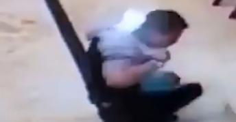 Explozia unui smartphone în buzunarul unui nefericit este surprinsă de o cameră de supraveghere; Iată clipul! (Video)