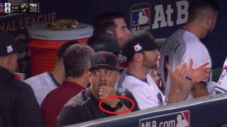 Un antrenor de baseball din liga MLB amendat pentru că a purtat un Apple Watch la mână