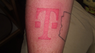 Cum să obţii un iPhone 8 moka: îţi faci tatuaj cu T-Mobile