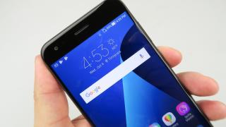ASUS ZenFone 4 (ZE554KL): Display luminos, oleofobic cu adevărat, puţin mai alb decât de obicei