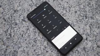 Google Pixel 2 vine la pachet cu o temă "Dark" ce poate fi activată la schimbarea wallpaper-ului