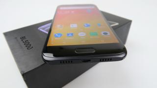 DOOGEE BL5000 Unboxing: foarte rotunjit, greu, battery phone cu cameră duală ce promite (Video)