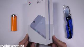 Google Pixel 2 se îndoaie la testele de rezistenţă ale lui JerryRigEverything; Vedem cum stă şi la ardere şi zgâriere (Video)