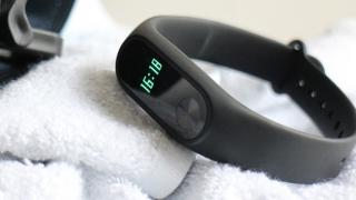 Brățara fitness Xiaomi Mi Band 2 este vândută acum pentru suma de 20.99 euro pe TomTop.com