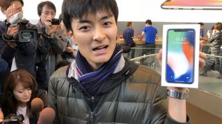iPhone X a fost aşteptat de o coadă de 550 de persoane în Tokyo la debut; Telefonul e "Big in Japan"!