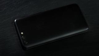 OnePlus 5T se dezvăluie sub forma unei fotografii cu spatele său