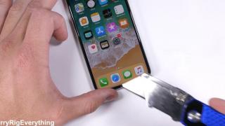 iPhone X este zgâriat, ars şi îndoit de către JerryRig, rezistă cum ar trebui să o facă un "rinichi din metal şi sticlă"