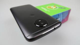 Motorola Moto G5s Unboxing: scoatem din cutie un telefon midrange cu corp metalic și cameră selfie cu blitz (Video)