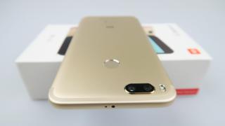 Xiaomi Mi A1 Unboxing: scoatem din cutie prima tentativă de telefon cu Android stock de la Xiaomi; Vine cu Android One, cameră duală (Video)