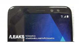 Samsung Galaxy A7 (2018) primeşte un prim plan cu zona superioară a părții frontale, are două camere selfie