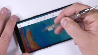 OnePlus 5T primeşte testele clasice de anduranţă JerryRigEverything: zgâriat, îndoit şi ars şi tot funcţionează (Video)