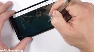 Google Pixel 2 XL este la rândul său testat de JerryRig, este mai rezistent decât Pixel 2 cel mic (Video)
