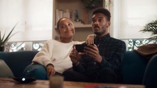 Motorola trollează Samsung şi Apple cu noua sa reclamă, care ironizează spotul viral Samsung anti Apple (Video)