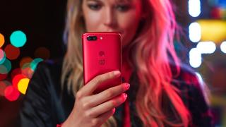 OnePlus 5T Lava RED este acum oficial; flagship-ul chinezilor vine de astăzi și pe roșu