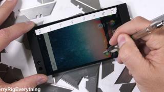 Razer Phone ajunge pe mâna lui JerryRigEverything, nu se îndoaie mult, rezistă la zgârieturi ca orice smartphone modern (Video)