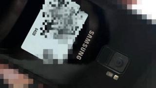 Samsung Galaxy S9 se prezintă într-o fotografie reală; pare a fi o machetă ce aduce o singură cameră foto în spate
