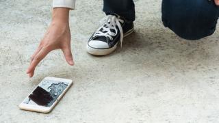 Un nou material polimeric auto reparabil v-ar putea scăpa de ecrane sparte pe smartphone