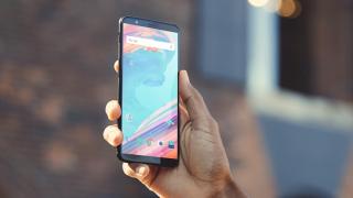 OnePlus 6 ar putea debuta în martie 2018 cu scanner de amprente integrat în ecran și o soluție rivală Face ID