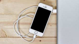 Apple este dată în judecată pentru încetinirea intenţionată a terminalelor iPhone cu baterii uzate