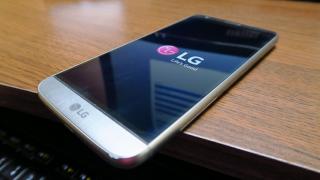 LG, Samsung, Motorola şi HTC se bat cu pumnul în piept că nu încetinesc telefoanele utilizatorilor