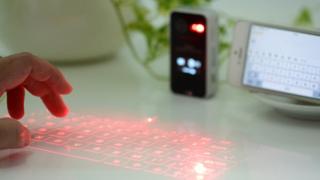 Cafago.com vinde o mini tastatură wireless cu proiecție laser pentru doar 31.99 dolari; are și rol de mouse
