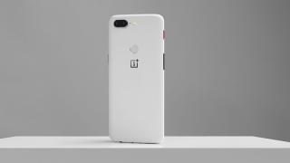 OnePlus 5T Standstone White este acum oficial; variantă pe alb ce aduce o textură specială