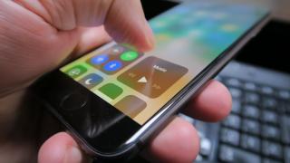 Apple iPhone 8: Display luminos, binișor calibrat